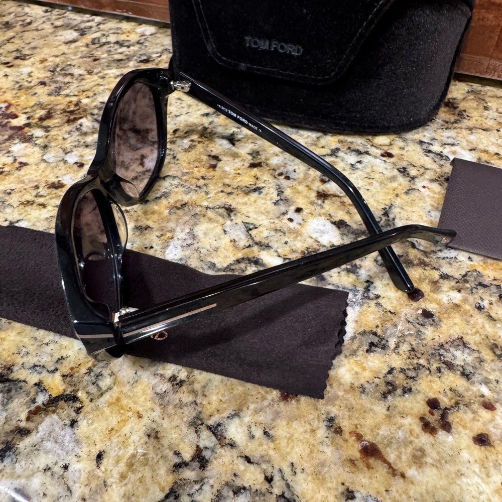 Tom Ford sunglasses. Great used condition. - Picture 3 of 6